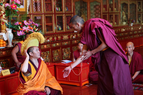中国藏语系高级佛学院举行第十二届高级学衔班和第四届中级学衔班毕业证书颁发仪式